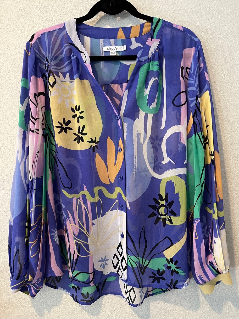 Chico's multi-color Abstract Print Button-Front Blouse
Chicos Sz 2 = US L
12-14 - Picture 9 of 10